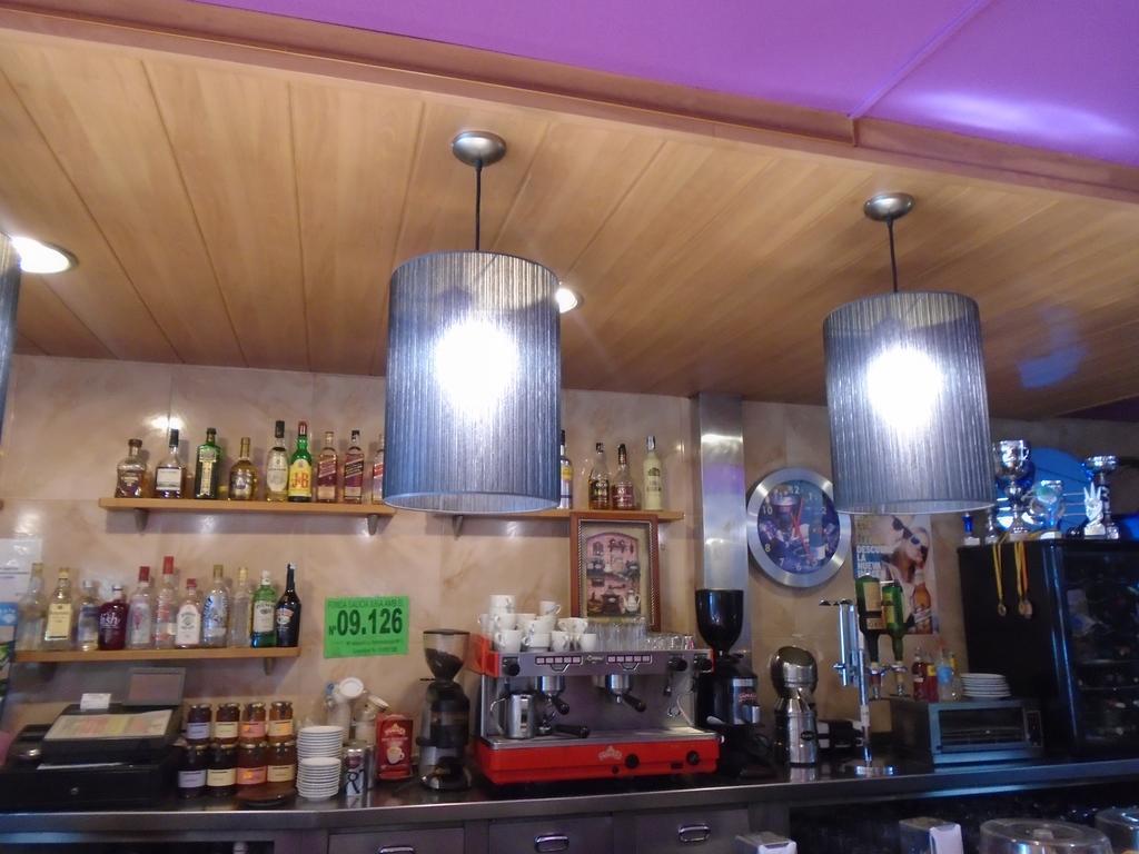 Hostal Fonda Galicia Cardedeu Buitenkant foto