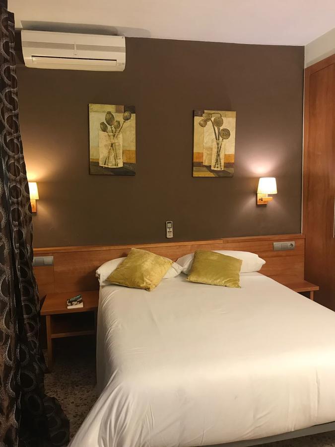 Hostal Fonda Galicia Cardedeu Buitenkant foto