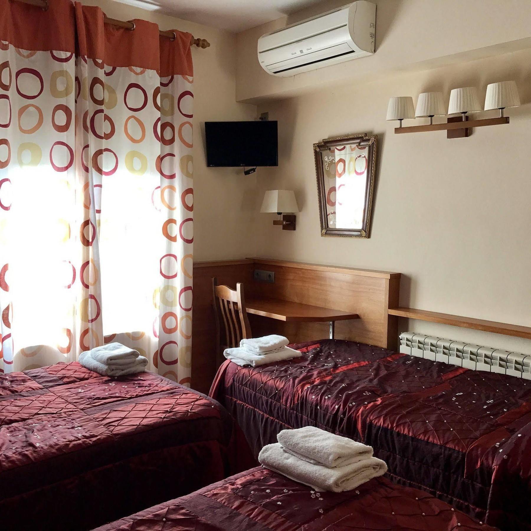 Hostal Fonda Galicia Cardedeu Buitenkant foto