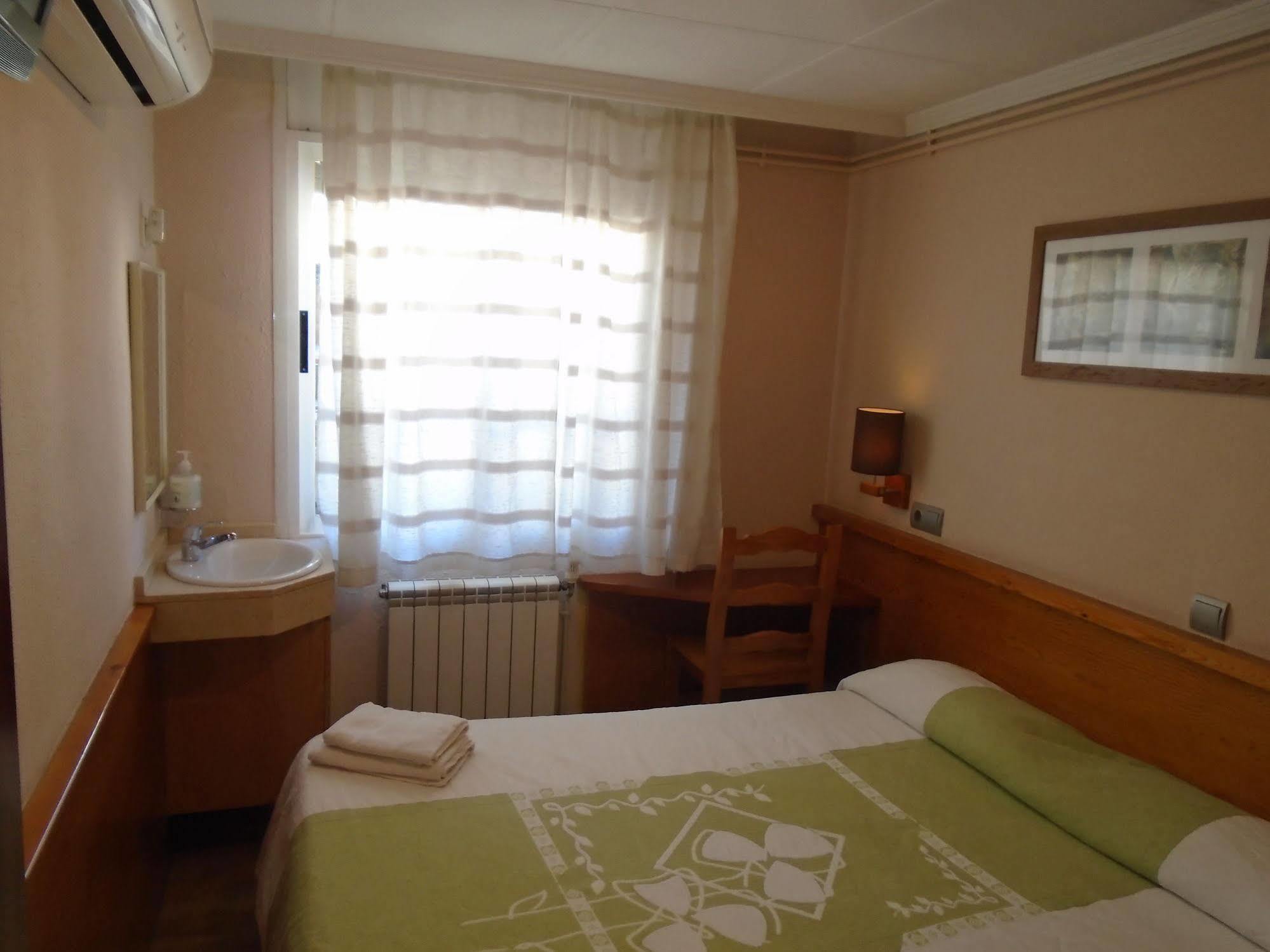 Hostal Fonda Galicia Cardedeu Buitenkant foto