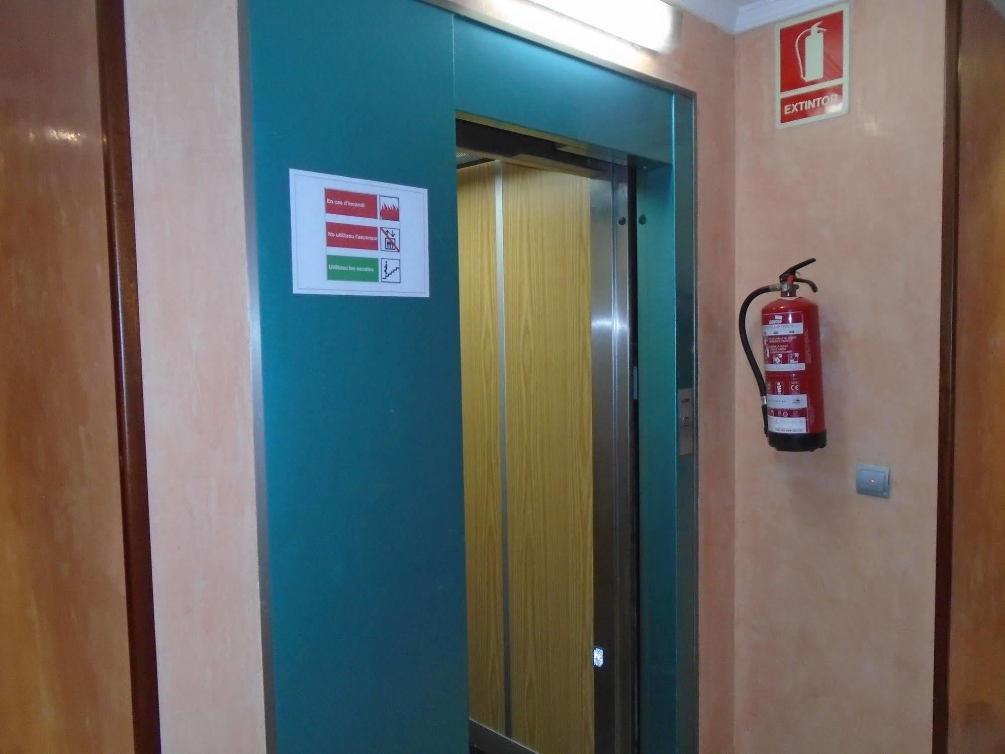 Hostal Fonda Galicia Cardedeu Buitenkant foto